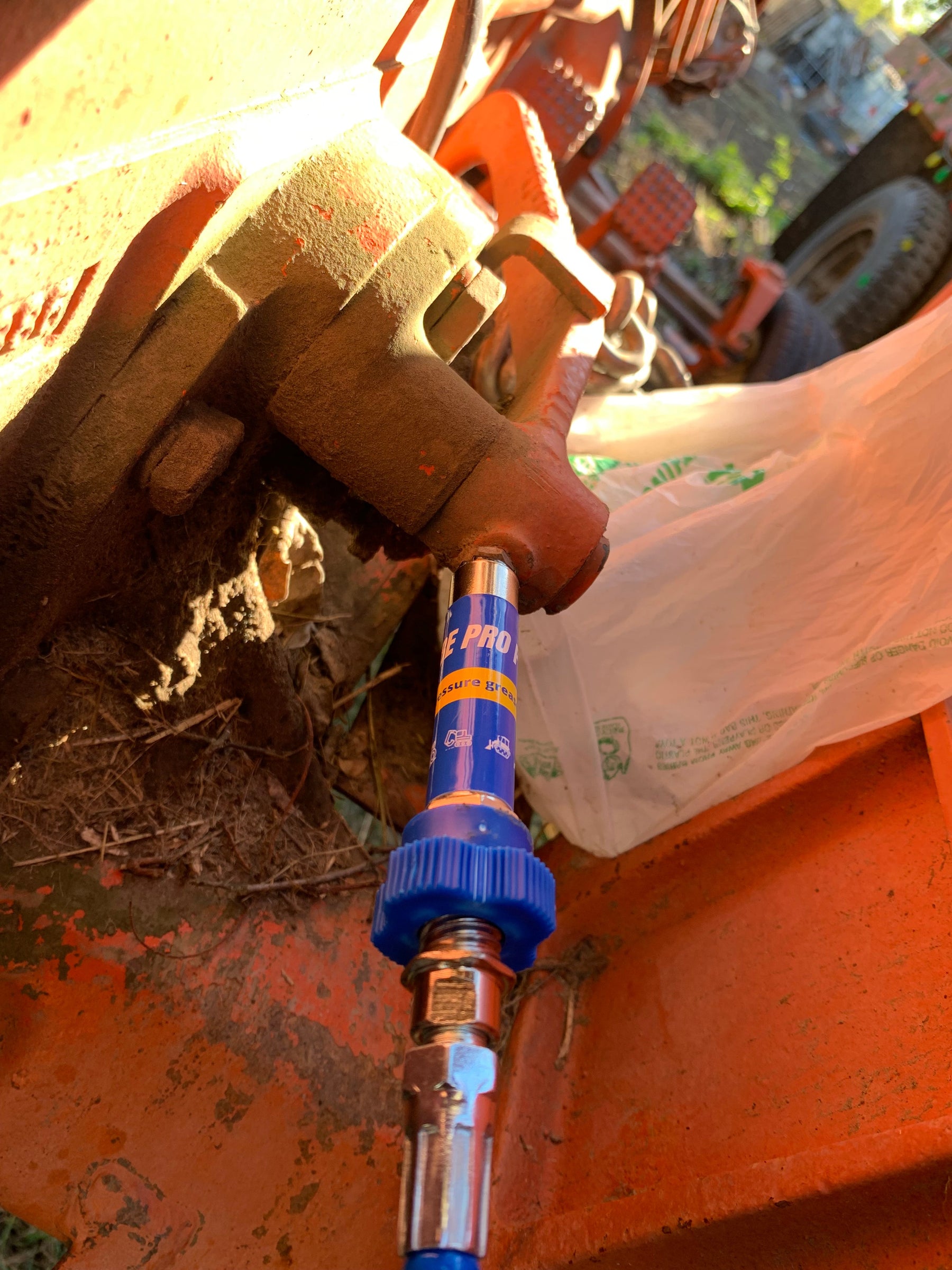 Lock-on high pressure grease coupler